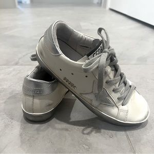 Excellent silver and white superstar golden goose sneaker